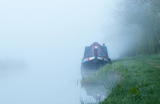 barco de canal em névoa - narrow boat - fotografias e filmes do acervo