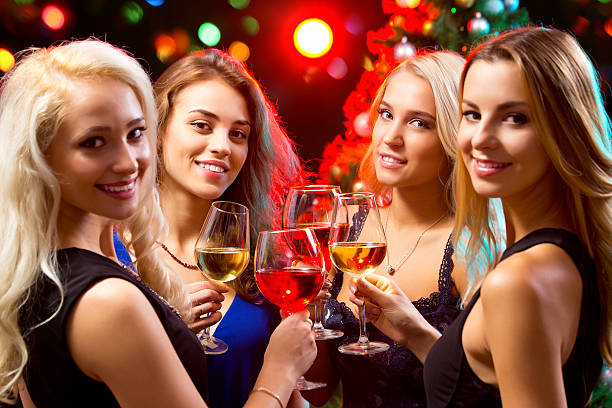 donna mani con bicchieri di vino in cristallo - party business toast champagne foto e immagini stock