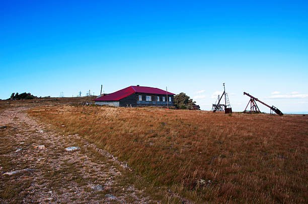 stacja meteorologiczna w górach daleko taganay. southern uralem - south ural zdjęcia i obrazy z banku zdjęć