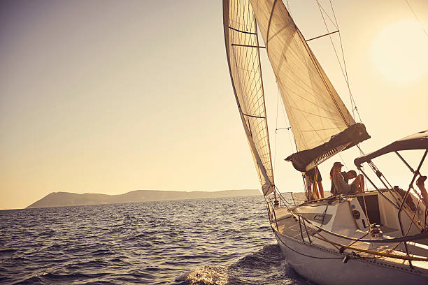 photo d'un jeune couple de passer du temps ensemble sur un yacht - mode de vie luxueux photos et images de collection