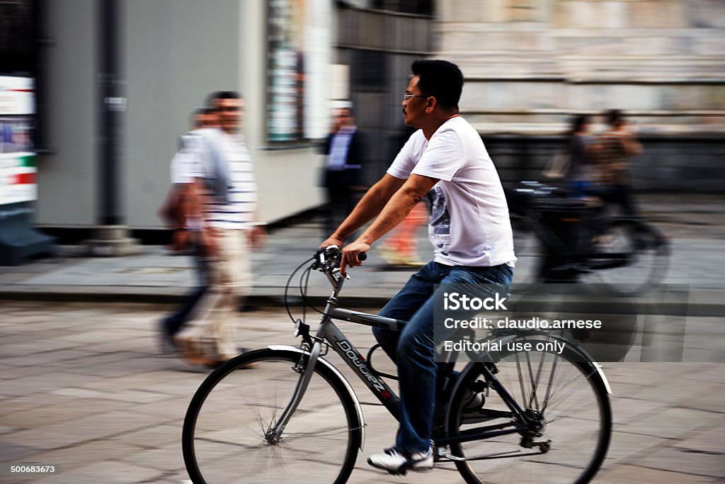 Uomo in sella alla vostra bicicletta. Immagine a colori - Foto stock royalty-free di Adulto