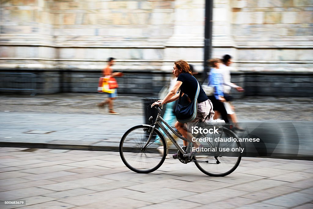 Donna con bicicletta.  Immagine a colori - Foto stock royalty-free di Bicicletta
