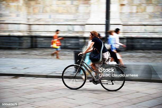 Donna Con Bicicletta Immagine A Colori - Fotografie stock e altre immagini di Bicicletta - Bicicletta, Ciclismo, Milano