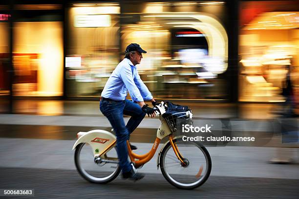 Bike Sharing Immagine A Colori - Fotografie stock e altre immagini di Adulto - Adulto, Adulto di mezza età, Allenamento