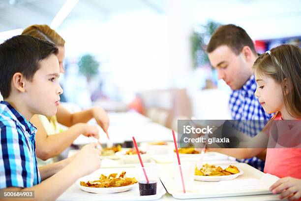 Foto de Família Almoçando e mais fotos de stock de Adulto - Adulto, Alimentação Saudável, Almoço