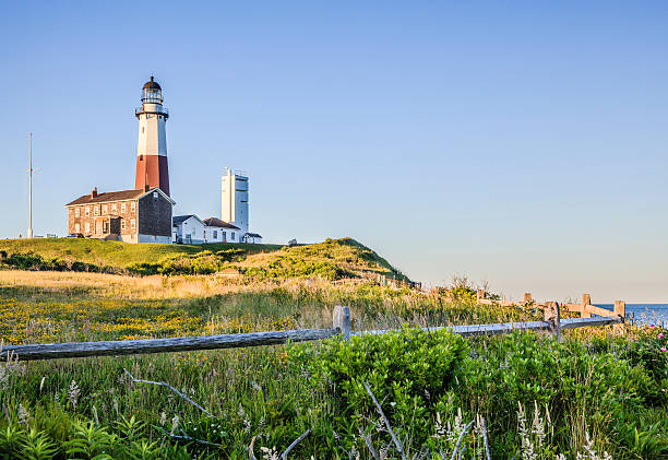 маяк в монток-поинт, длинные islans - the hamptons long island lighthouse стоковые фото и изображения