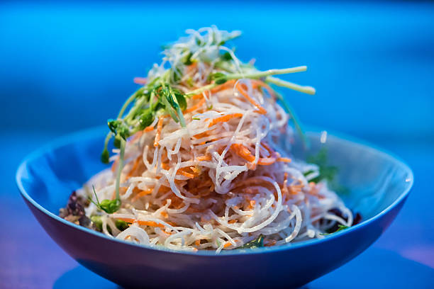 daikon y ensalada en el restaurante moderno de zanahoria - radish dikon radish vegetable exoticism fotografías e imágenes de stock