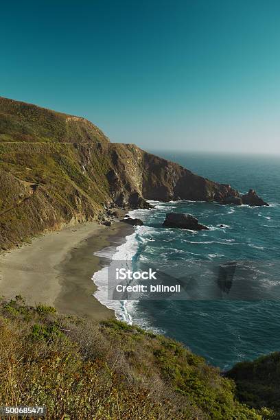 Vista Al Mar Cerca De Big Sur California Usa Foto de stock y más banco de imágenes de Agua - Agua, Aire libre, Arena