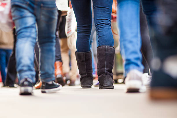 die beine auf den straßen von london - sidewalk walking human foot city stock-fotos und bilder