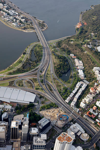 perth city freeway luftaufnahme western australia - vertical lift bridge stock-fotos und bilder