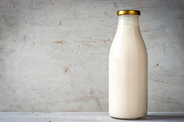 iogurte natural no frasco de vidro na horizontal - milk milk bottle bottle glass imagens e fotografias de stock