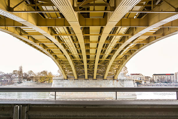 margit puente en el centro de la ciudad de budapest - margit bridge fotos fotografías e imágenes de stock