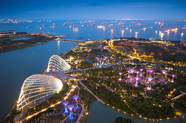 panoramablick auf singapur bei dämmerung - singapore harbour stock-fotos und bilder