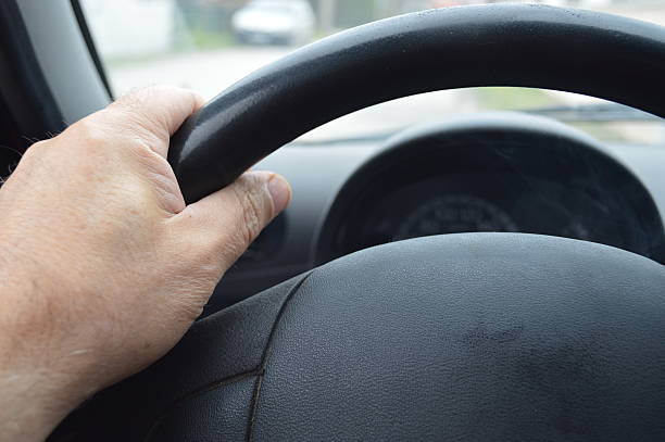 cuidado de destornillador - learning to drive gauge car piloting fotografías e imágenes de stock