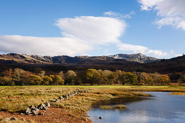 paisagem de outono, snowdonia. país de gales, reino unido - nant gwynant imagens e fotografias de stock