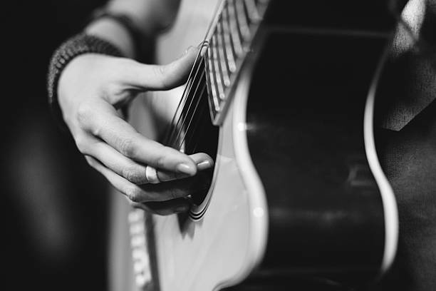 primo piano della ragazza suona una chitarra - guitar music guitarist recording studio foto e immagini stock