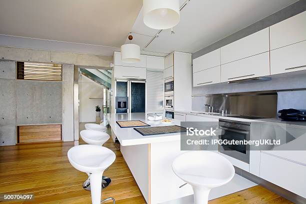 Foto de Cozinha Moderna e mais fotos de stock de Arquitetura - Arquitetura, Artigo de decoração, Banco de bar