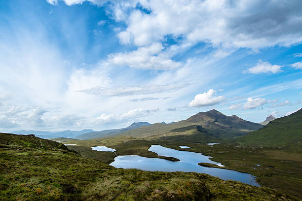 knockan skała w schottish highlands - loch assynt obrazy zdjęcia i obrazy z banku zdjęć