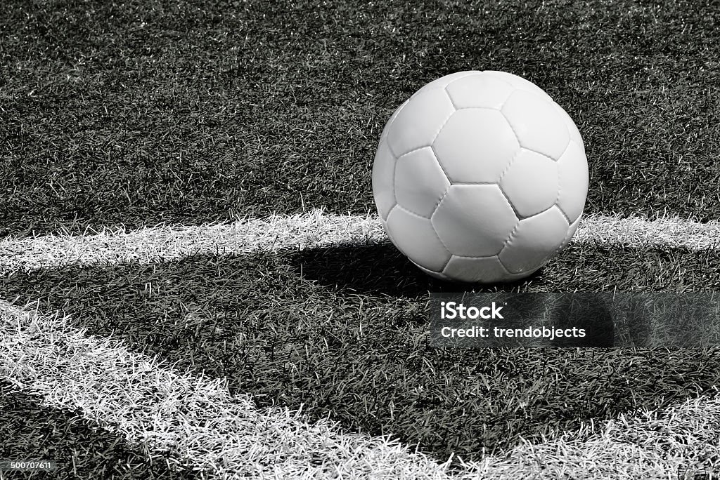 Piłka nożna na boisko do piłki nożnej - Zbiór zdjęć royalty-free (Aspiracje)