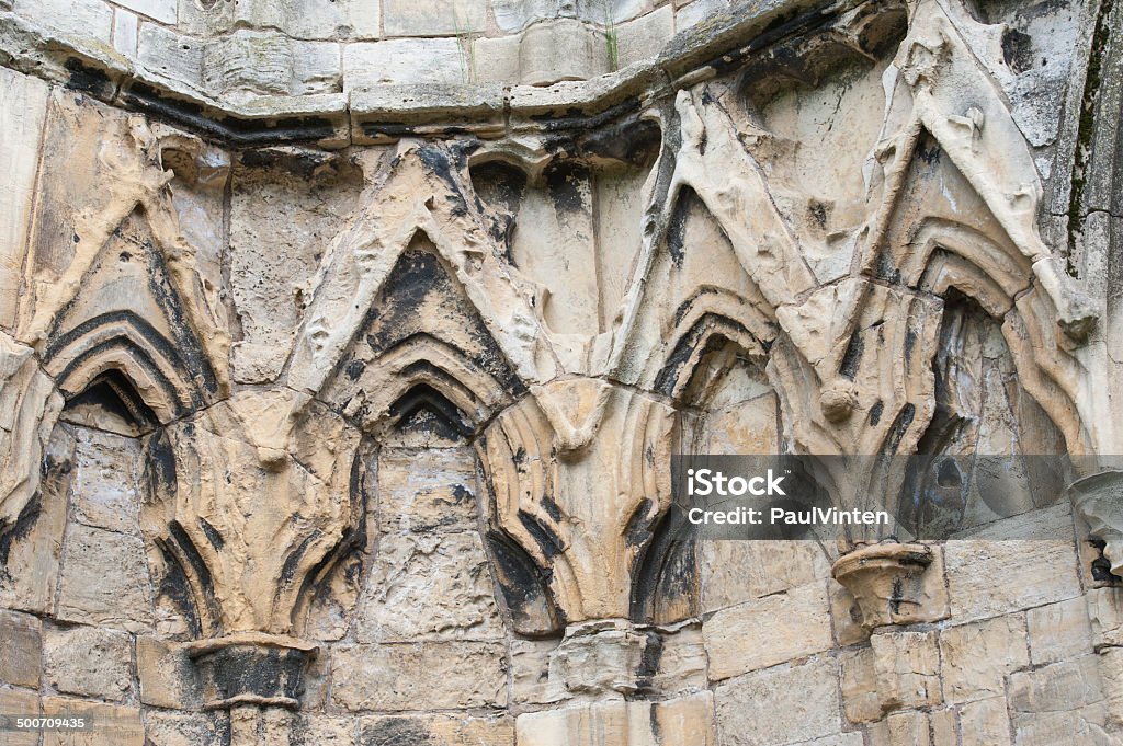 A igreja medieval antigas ruínas em inglês da cidade - Foto de stock de Abadia - Mosteiro royalty-free