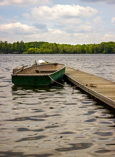 barco a remo vinculado a uma doca - pier rowboat fishing wood - fotografias e filmes do acervo