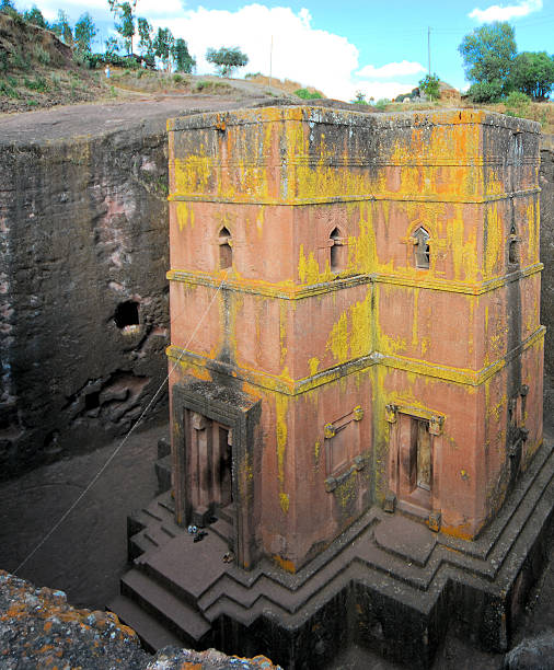 lalibela, etiopía: rock tallada en crudo iglesia de san jorge - rock hewn church fotografías e imágenes de stock