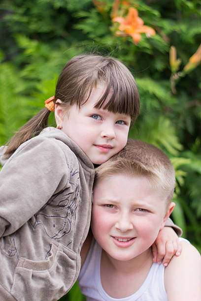 istock little girl and brother 500722941