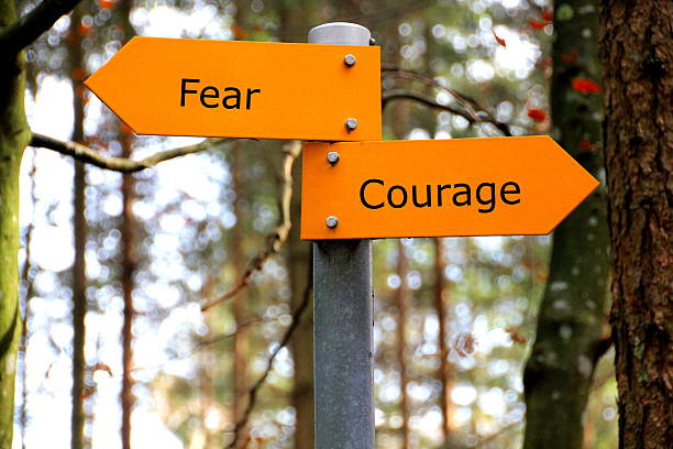 medo e coragem - solution road sign guidance sign - fotografias e filmes do acervo