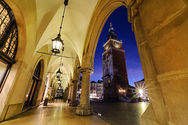 torre del ayuntamiento decoradas por las luces de navidad. - florianska street fotografías e imágenes de stock