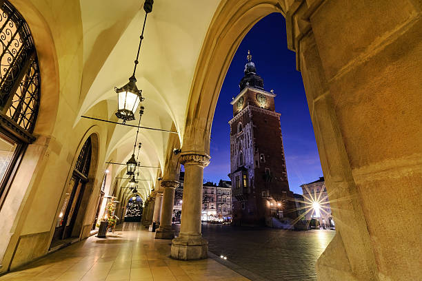 tour de la mairie décorée par les lumières de noël. - florianska street photos et images de collection