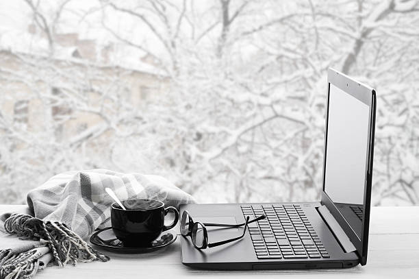 computer portatile e caffè alla finestra invernale - nobody drink hot drink coffee foto e immagini stock