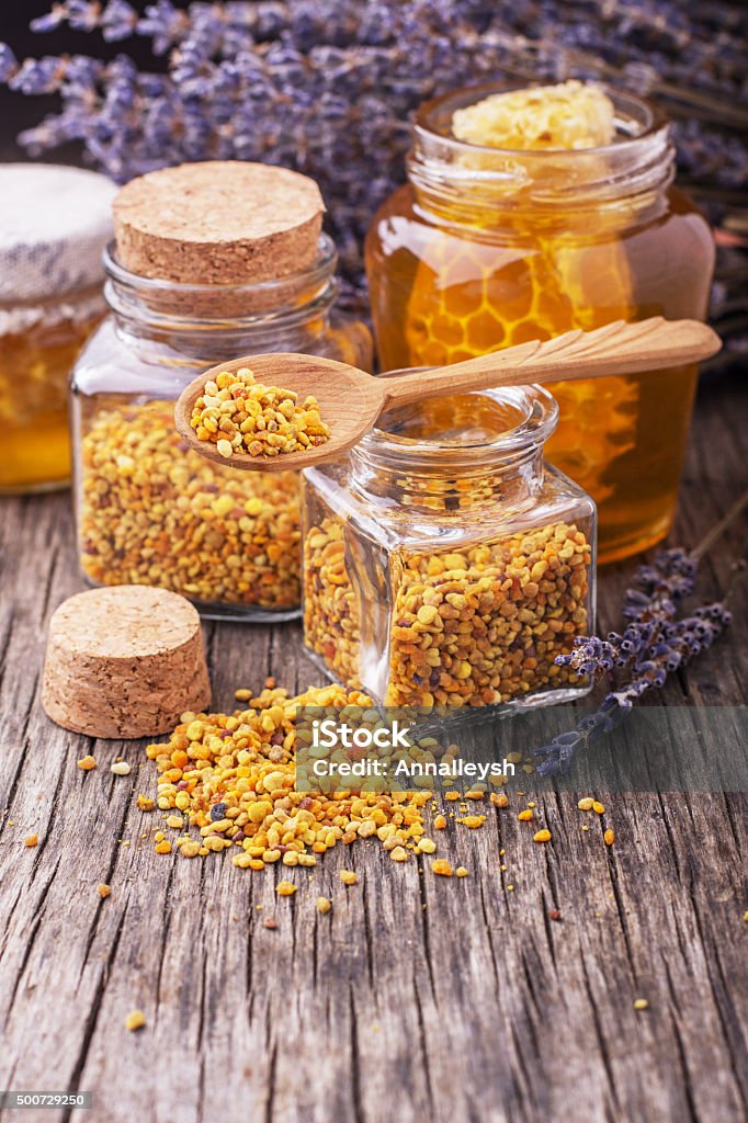 pollen-Körnchen und propolis in hölzerne Schaufel - Lizenzfrei Biene Stock-Foto