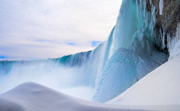 ナイアガラフォールズ 2015 年の冬 - niagara river ストックフォトと画像