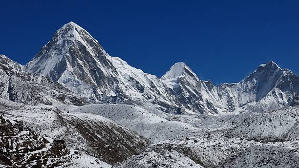 monte pumori y otras altas montañas en nepal - mt pumori fotografías e imágenes de stock