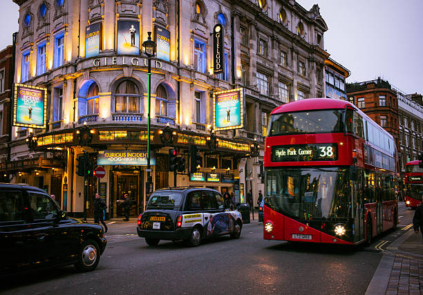 ロンドンの交通状況でシャフツベリーアヴェニュー - bus taxi london england double decker bus ストックフォトと画像