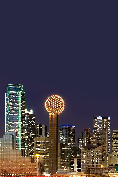 horizonte de dallas, texas em noite - bank of america plaza - fotografias e filmes do acervo