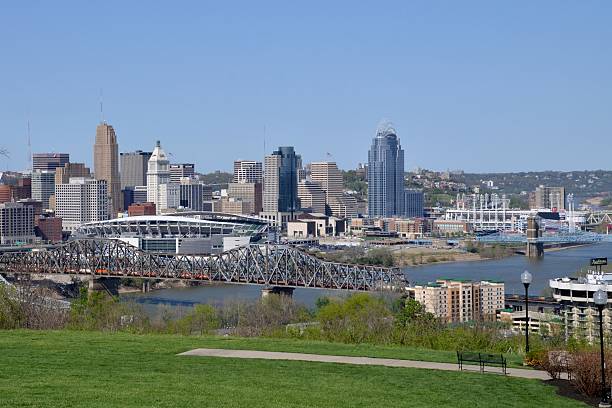 Cincinnati horizonte mostrando estádios e edifícios de escritórios - foto de acervo