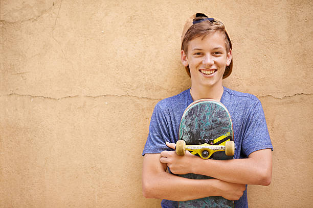его после школы хобби - skateboard skateboarding outdoors sports equipment стоковые фото и изображения
