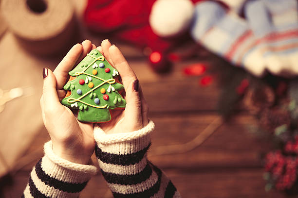 mujer arrollamiento de una galleta de navidad - cake old fashioned gift women fotografías e imágenes de stock