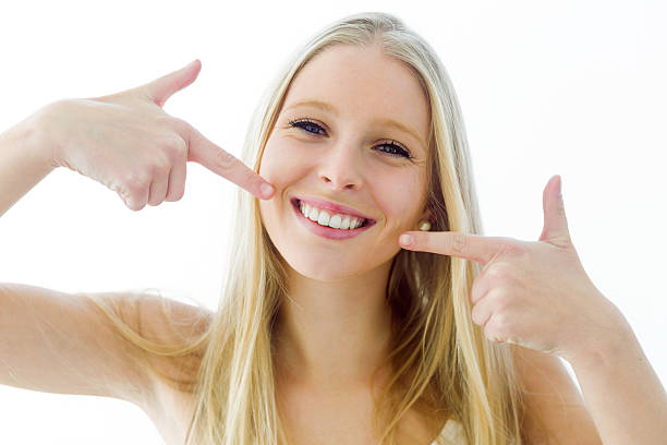 hermosa joven mujer con una sonrisa perfecta.   aislado en blanco. - young women smiling women human teeth fotografías e imágenes de stock