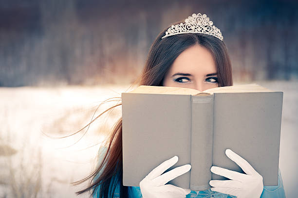 красивые снежные читая книгу с двуспальной кроватью (queen size - women crown tiara princess стоковые фото и изображения