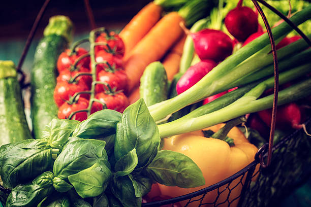 корзина с свежие органические овощи с рынка - multi colored vegetable tomato homegrown produce стоковые фото и изображения