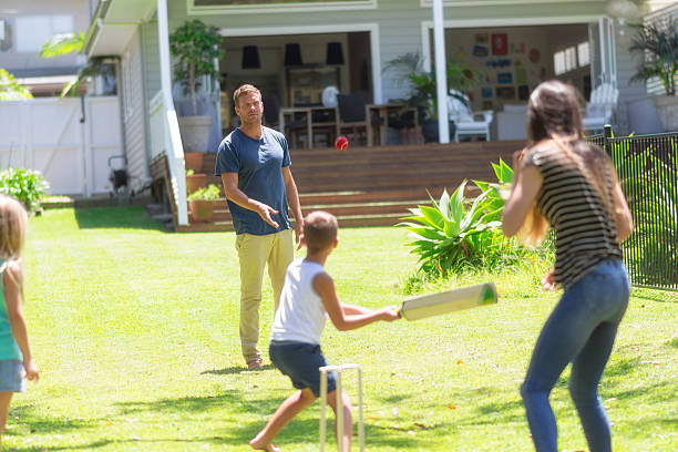 família jogando de críquete australiano - swinging sister family child - fotografias e filmes do acervo