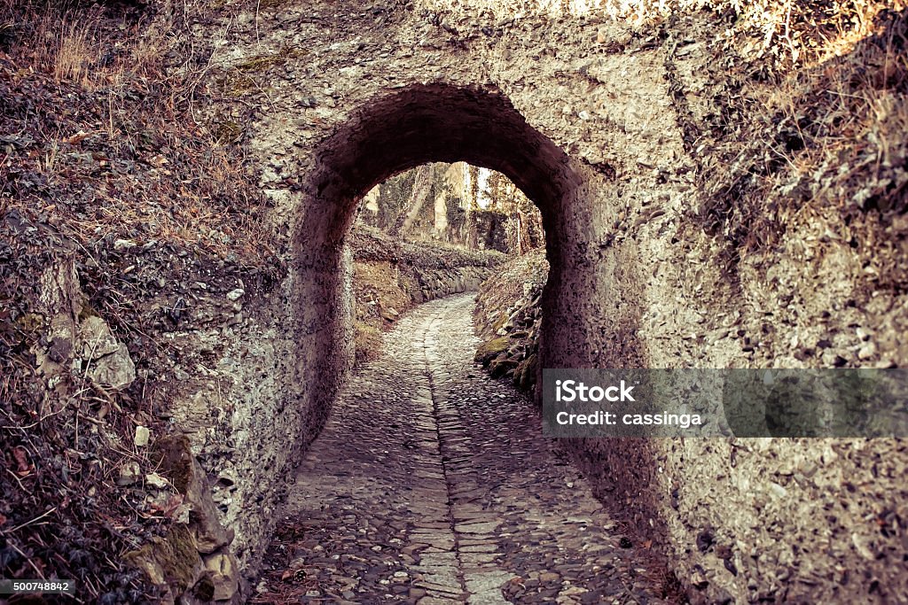 arc en pierre et chemin - Photo de Porte - Structure créée par l'homme libre de droits