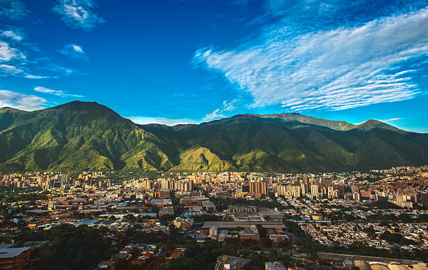 caracas, venezuela-paisaje urbano de una tarde soleada - venezuela fotografías e imágenes de stock