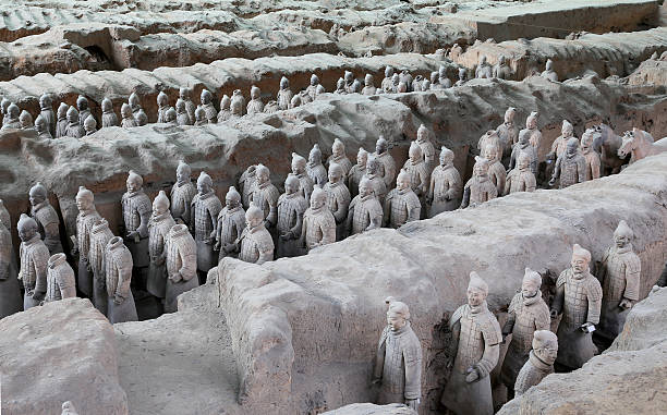 dynastie qin armée de soldats en terre cuite de xi'an (sian), chine - terracotta soldiers xian terracotta tomb photos et images de collection