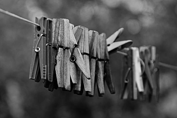 clothespins una cuerda - hang to dry audio fotografías e imágenes de stock