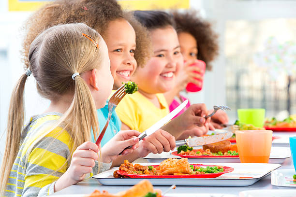 bambini mangiare pasti - child food school children eating foto e immagini stock