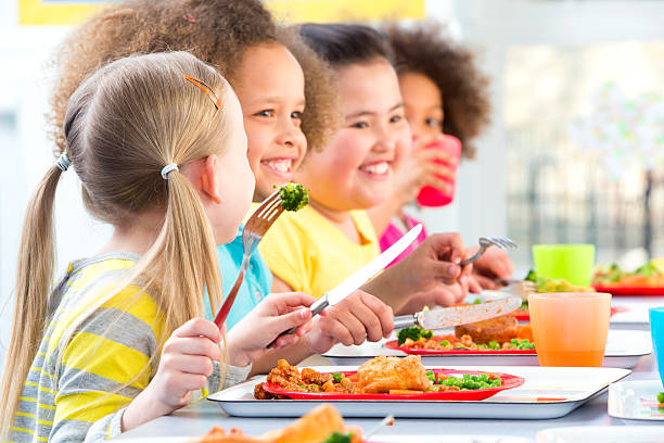 crianças a comer alimentação aos alunos - child food school children eating imagens e fotografias de stock