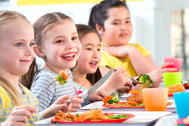 crianças a comer alimentação aos alunos - tray lunch education food imagens e fotografias de stock